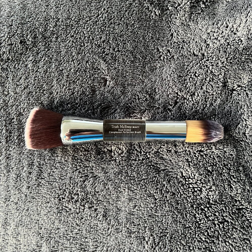 TRISH MCEVOY EVEN SKIN WET/DRY FACE BRUSH 1 - DUAL ENDED PERFECT COMPLEXION